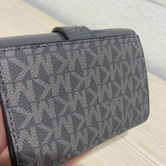 Michael Kors Carmen Wallet - Picture 3 of 6